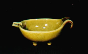 Kiseto ipale-yellow-glazej Lipped bowl with a handle