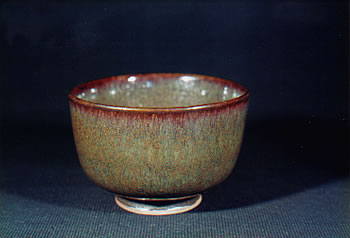 Kou-sai Youhen chawan (Iridescent glaze varied tea bowl)
